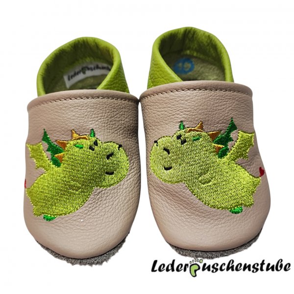 Lederpuschen in beige-hellgrün mit Stickerei Drache beiderseits (hellgrün-ital.grün-gold-schwarz-rot)